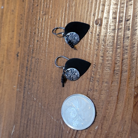 Black and silver metal and beads hook earrings - Picture 3 of 5